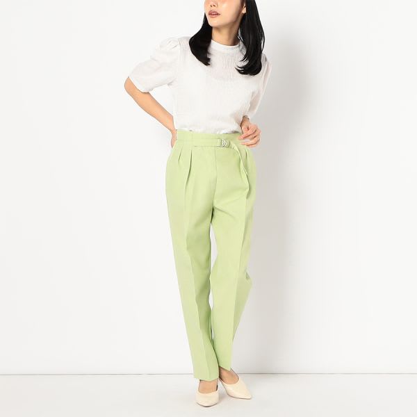 特徴のある表面感のパフスリーブブラウス