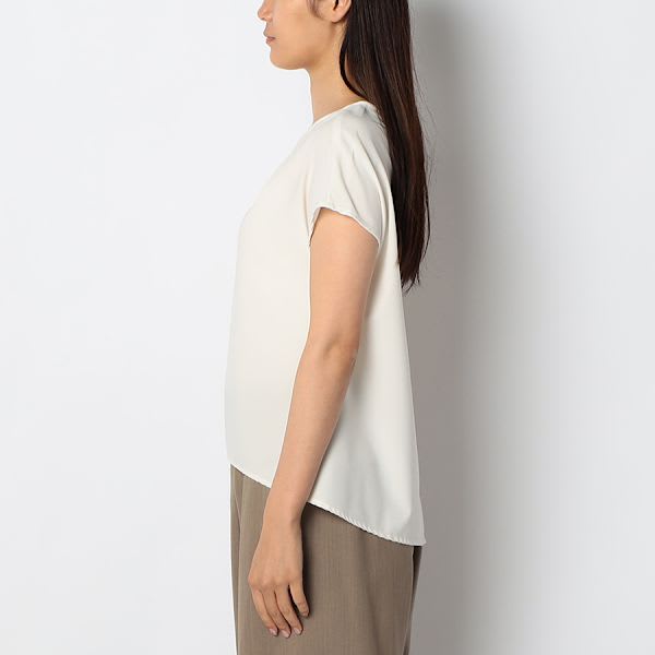 タックデザインハートネックブラウス