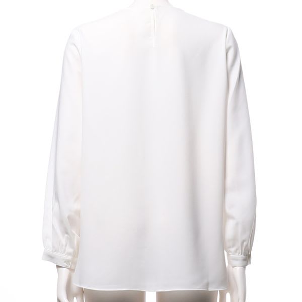 タックネックラインブラウス