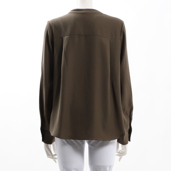 襟元ボタンエフラップポケットバンドカラーブラウス