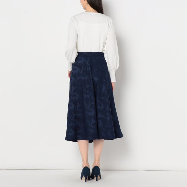 お袖ボタンアクセントクルーネックニット