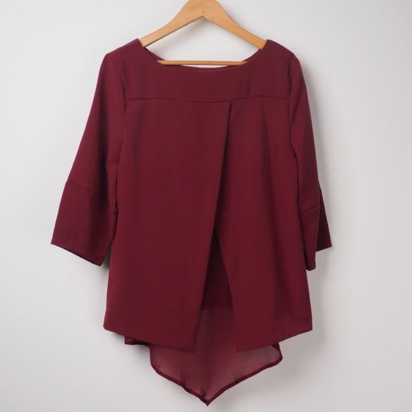 バックデザインボートネックブラウス