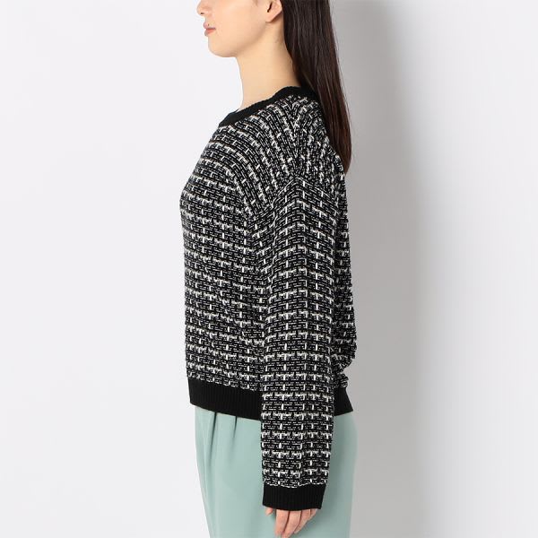 ドロップショルダーのツイードニット