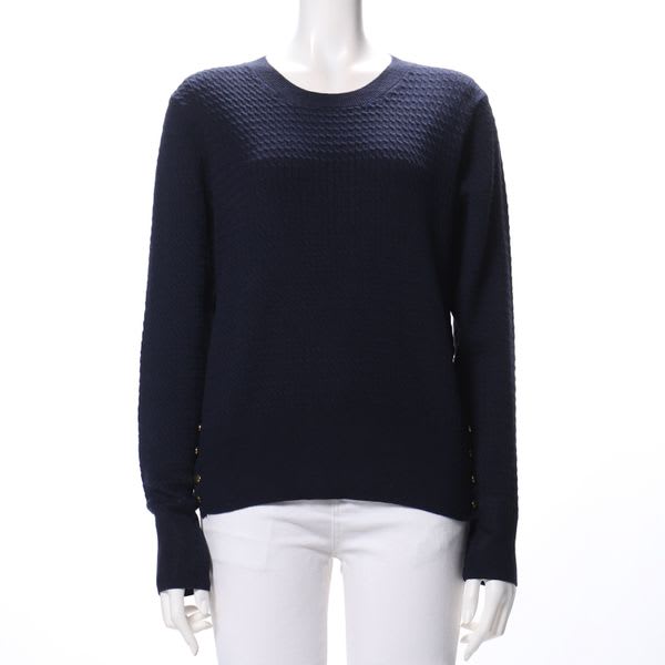 ゴールドボタン付きクルーネックニット