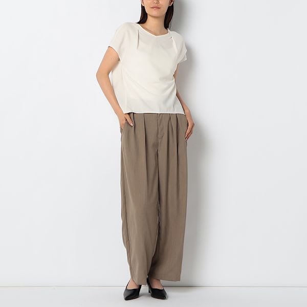 タックデザインハートネックブラウス