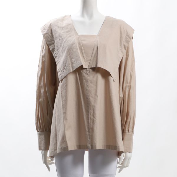 インパクトある襟元セーラーカラーブラウス