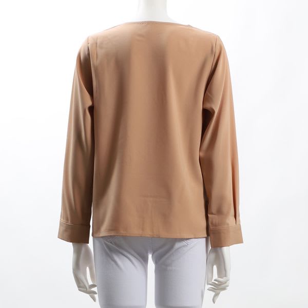 光沢感のあるVネックブラウス