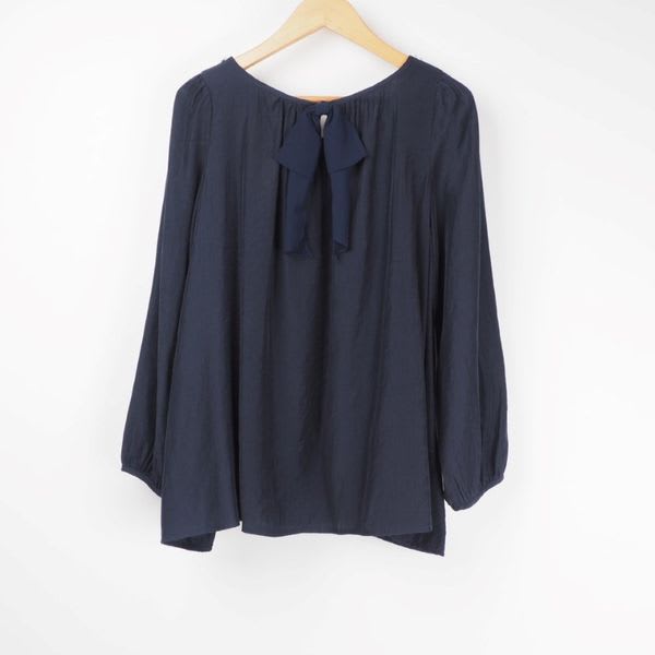 ビジューネックラインブラウス