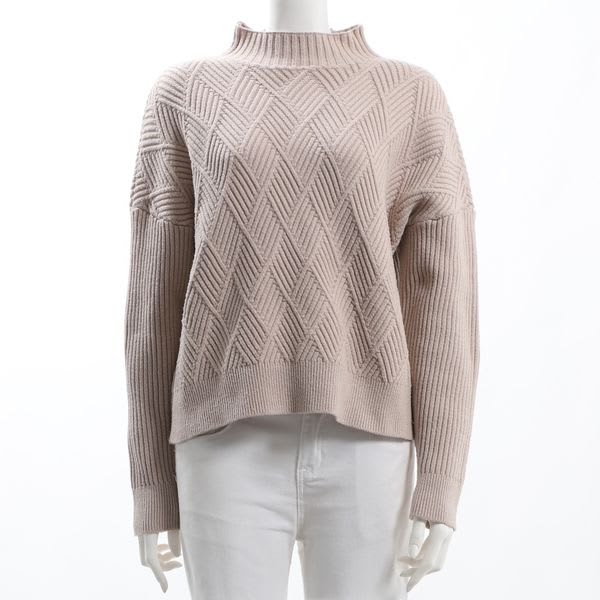 変形編み地オフネックニット