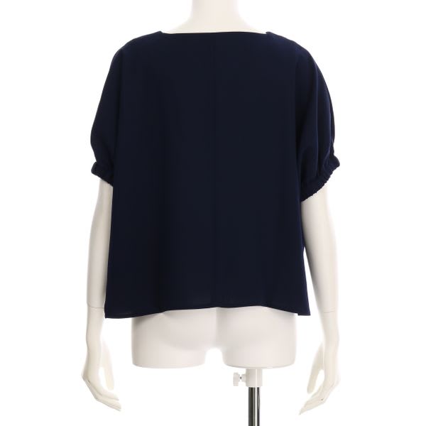 V字ネックラインブラウス