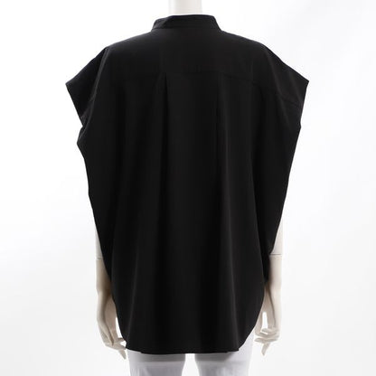 パール釦付きバンドカラーブラウス