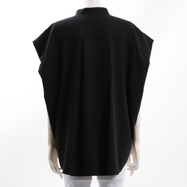 パール釦付きバンドカラーブラウス