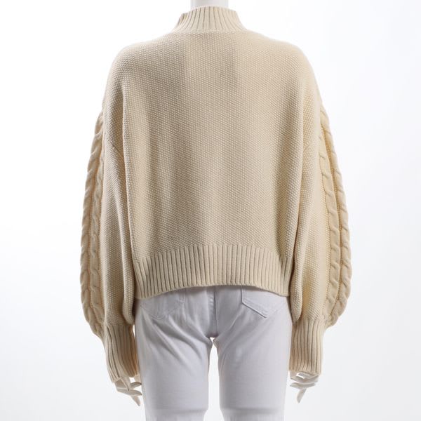 ケーブル編みハイネックニット