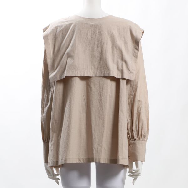 インパクトある襟元セーラーカラーブラウス