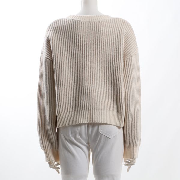 立体的な編み地ニット