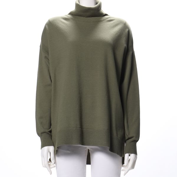 ドロップショルダーのタートルネックニット