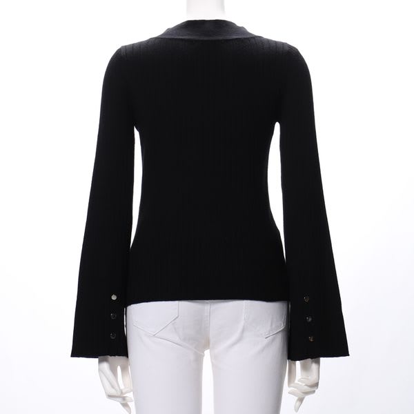 袖ボタン付きVネックニット