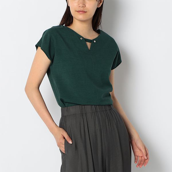 ネックラインアクセントブラウス