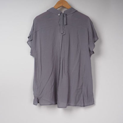 とろみ素材スキッパーカラーブラウス