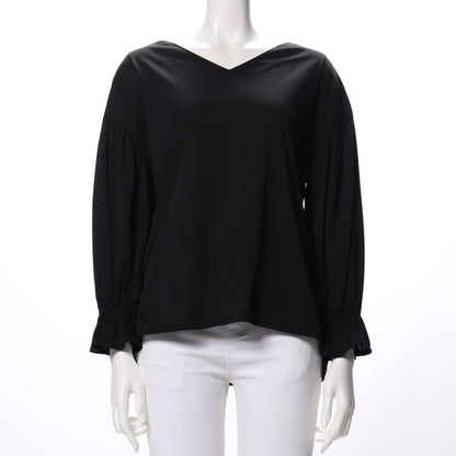 V字ネックラインブラウス