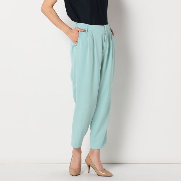 美脚タックテーパードパンツ