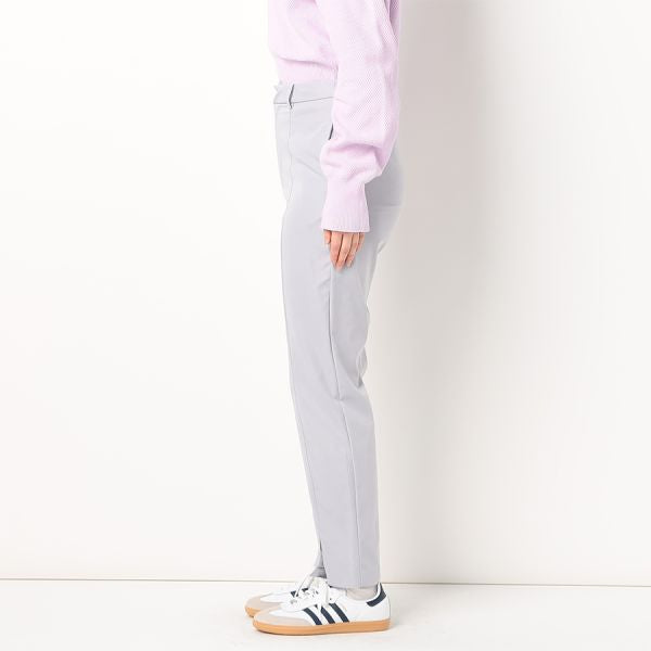 さらっとした素材感テーパードパンツ