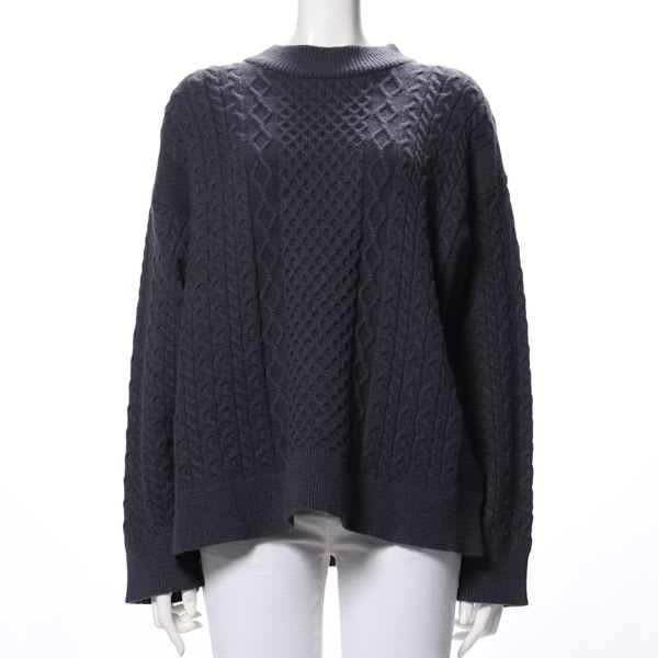 ケーブル編みニット