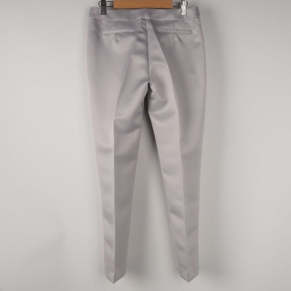 光沢感のあるタック入りテーパードパンツ