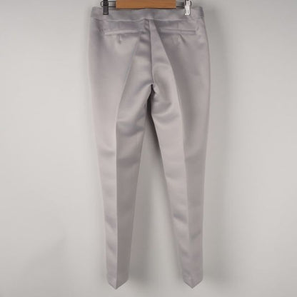 光沢感のあるタック入りテーパードパンツ