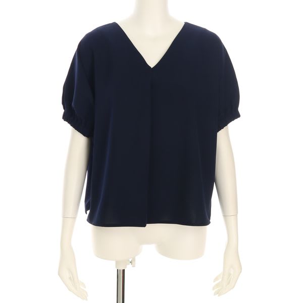 V字ネックラインブラウス