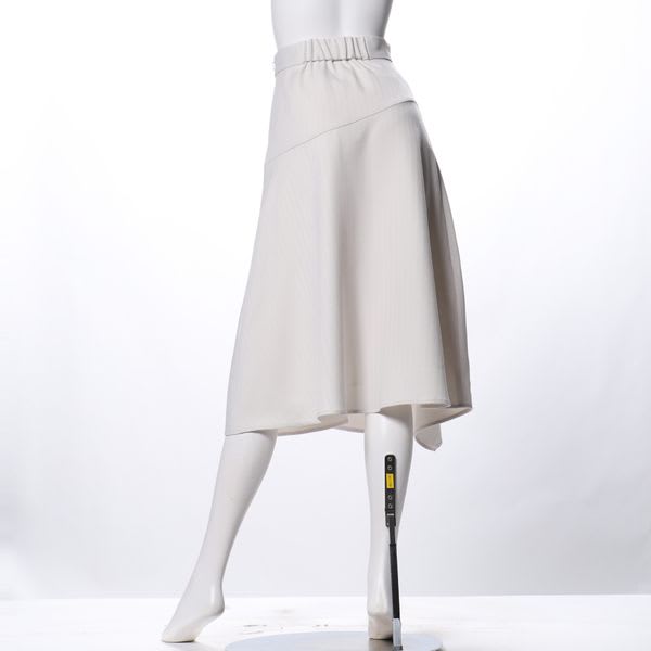 切り替えデザインイレギュラーヘムフレアスカート
