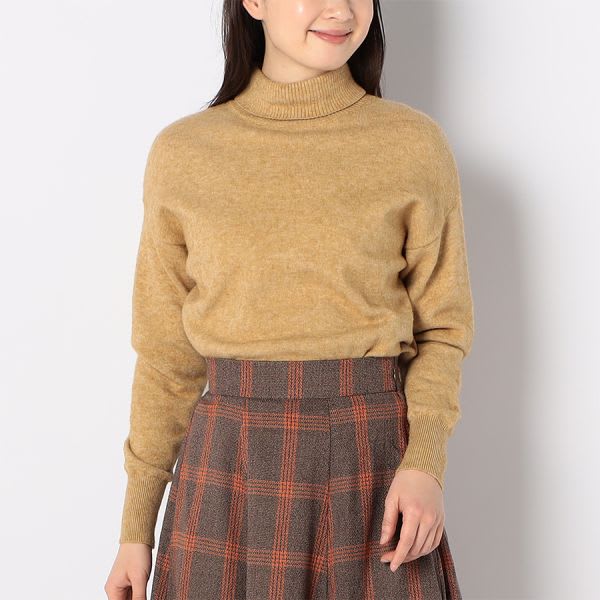 バックシームデザインタートルネックニット