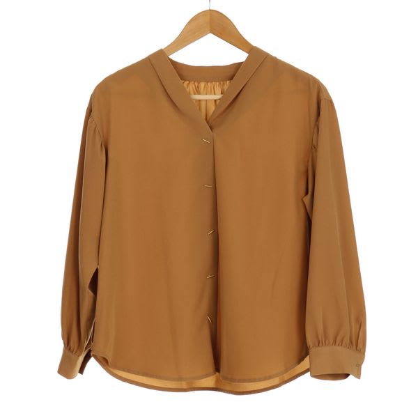 フロント飾りボタンデザインブラウス