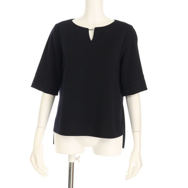 メタルパーツ付き高収縮ポリエステルブラウス