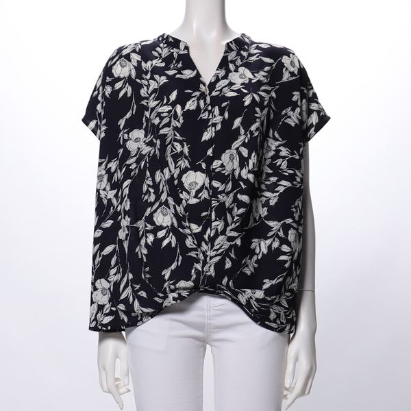 裾タック入りフラワープリントブラウス