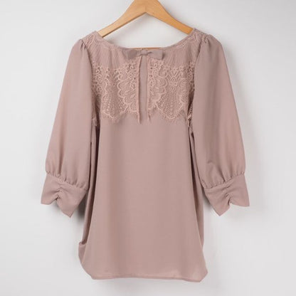 レースネックラインブラウス