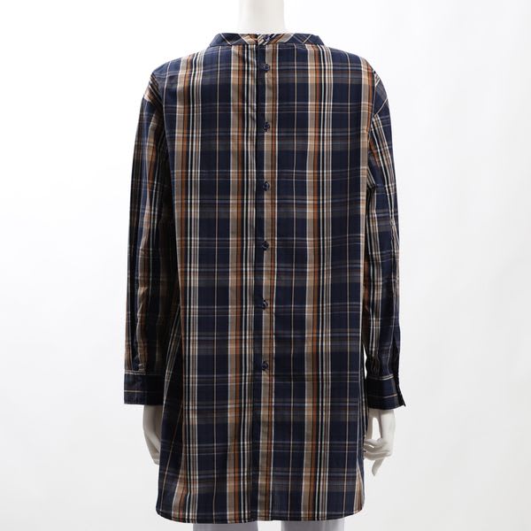 詰まったネックラインバックボタンブラウス