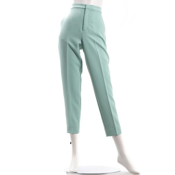 すっきりシルエットテーパードパンツ