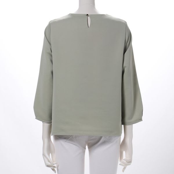 裾タックラウンドネックブラウス