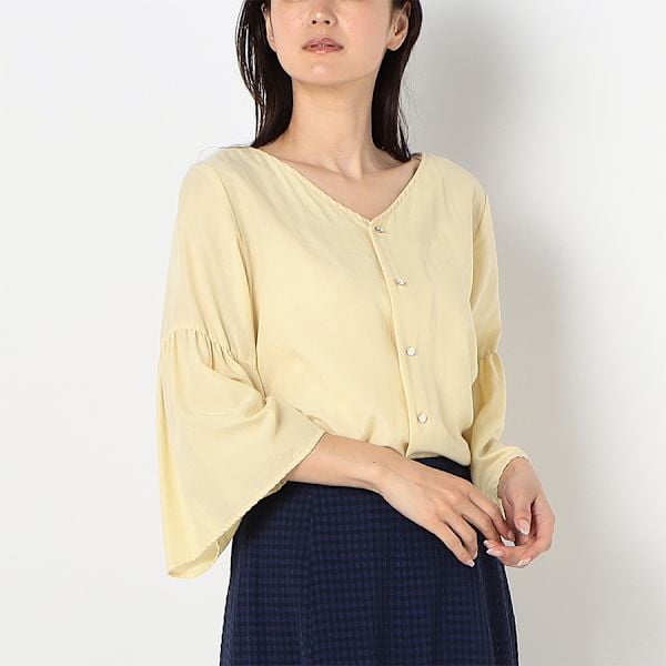 バックボタンデザインフレアスリーブブラウス