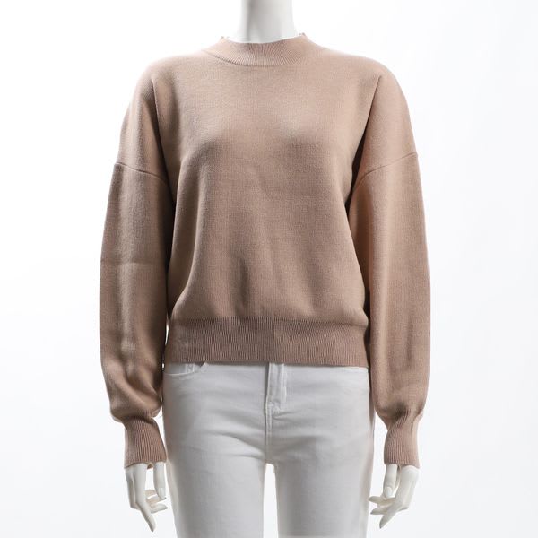 フラットな表面感のドロップショルダーニット