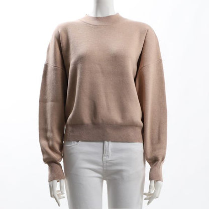 フラットな表面感のドロップショルダーニット