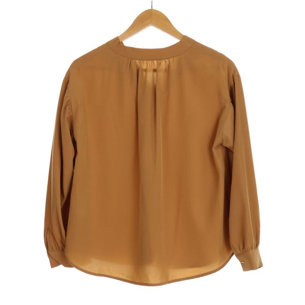 フロント飾りボタンデザインブラウス