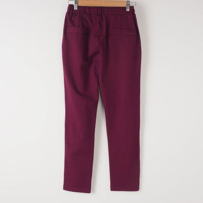 スッキリとしたイージーテーパードパンツ