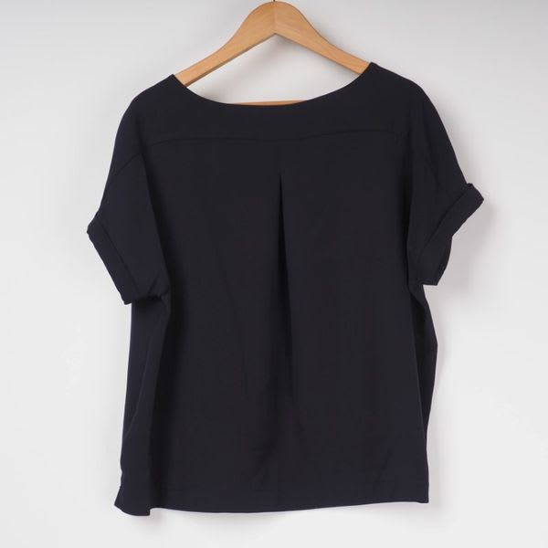 タックブラウス