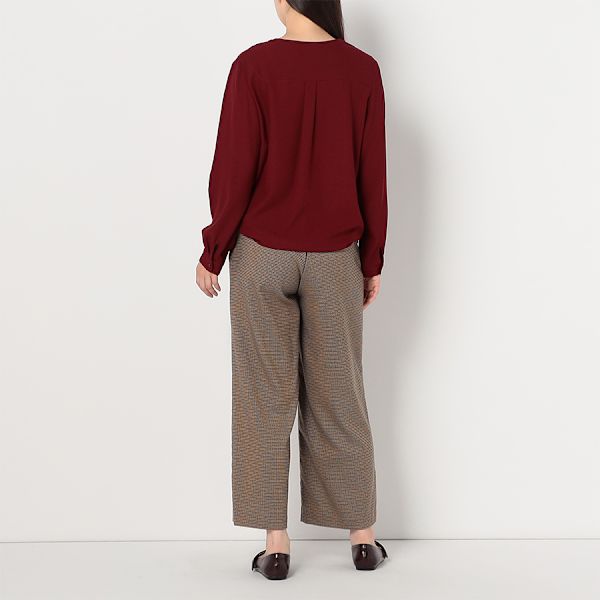 裾タックデザインVネックブラウス