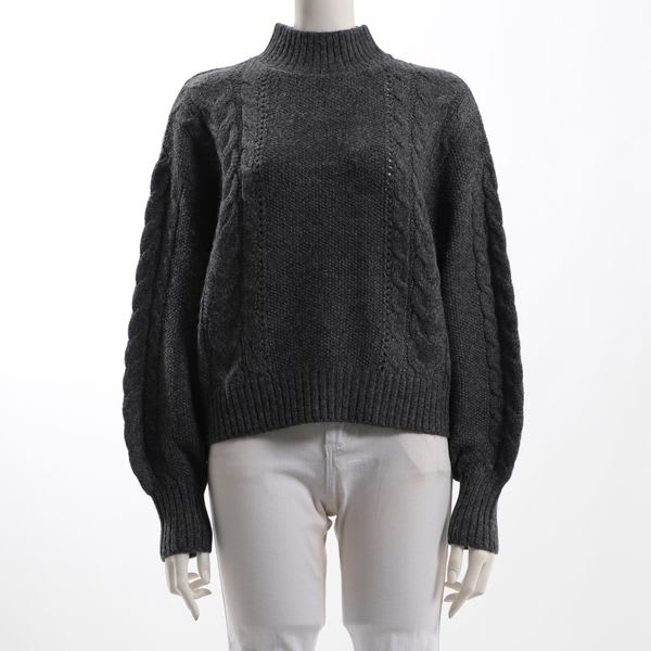 ケーブル編みハイネックニット