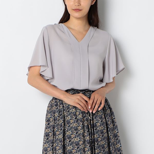 フロントデザインパールボタンVネックブラウス