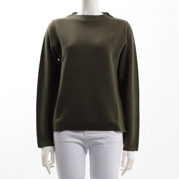 緩やかなネックラインニット