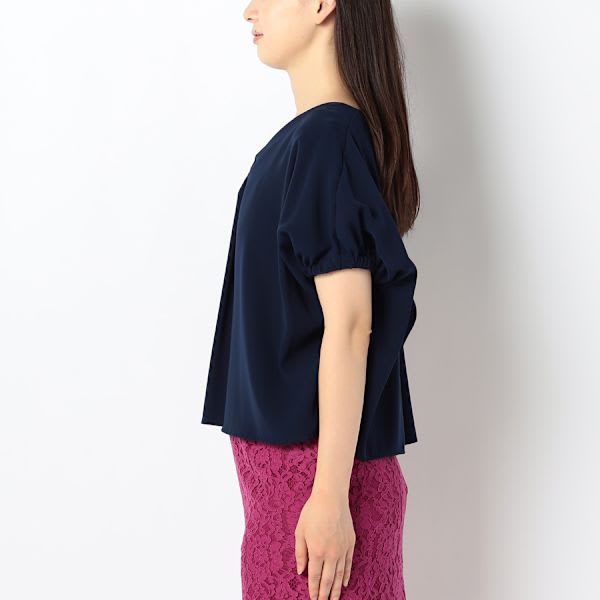 V字ネックラインブラウス